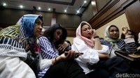 Istri Setya Novanto Deisti Astriani Tagor juga terlihat hadir menemani sang suami selama sidang.