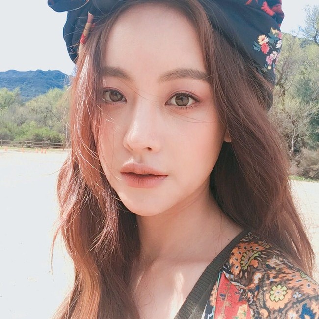5. Oh Yeon SeoSebelum dikenal sebagai aktris, Oh Yeon Seo sempat tergabung dalam girlgroup bernama LUV. Penampilan cantik mantan pacar Kim Bum itu pun tak perlu diragukan lagi. Selain Wonyoung, visual pemain drama My Sassy Girl itu juga ditunjang dengan tinggi badan 170 cm yang membuatnya terlihat bak model. Foto: Instagram