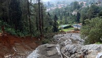 Longsor di Puncak Pass, Cianjur, Kamis (29/3/2018). Lebih lanjut, Walhi mengimbau agar pemerintah pusat mendorong dan menyediakan jalan agar DKI sebagai ibu kota negara--juga daerah-daerah penyangganya bisa mengejar pemenuhan RTH di wilayah masing-masing sesuai ketentuan yang sudah ada. Rifkianto Nugroho