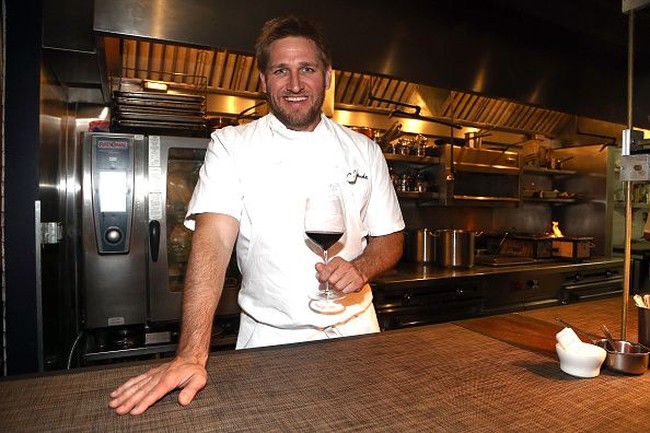 Chef selebriti Curtis Stone pertama kali mencoba cacing dalam acara Bravos Top Chef. Ketika itu ia ditantang untuk membuat cacing dan hewan malam lain menjadi suguhan yang enak. Tak seperti selebriti lain yang menyukai cacing, ia justru trauma dan belum bisa melupakan rasa geli ketika mengunyahnya. Foto: Getty Images