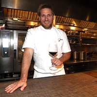 Chef selebriti Curtis Stone pertama kali mencoba cacing dalam acara Bravos Top Chef. Ketika itu ia ditantang untuk membuat cacing dan hewan malam lain menjadi suguhan yang enak. Tak seperti selebriti lain yang menyukai cacing, ia justru trauma dan belum bisa melupakan rasa geli ketika mengunyahnya. Foto: Getty Images