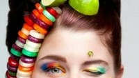 Foto yang ini tak kalah apik. Paduan antara seni make up dan tata rambut. Wajah model ini dirias dengan make up fantasi sementara rambutnya ditata dengan hiasan jeruk lemon dan jeruk nipis. Foto: Istimewa