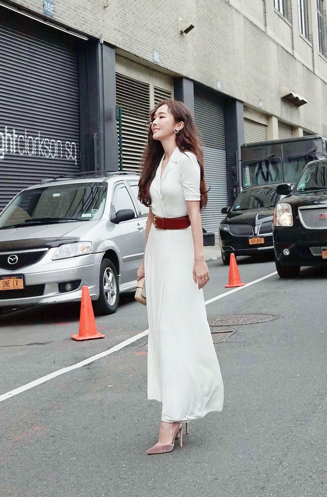 Cantik bergaun putih dengan aksen belt di fashion show Ralph Lauren. Foto: Getty Images