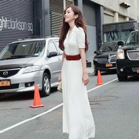 Cantik bergaun putih dengan aksen belt di fashion show Ralph Lauren. Foto: Getty Images