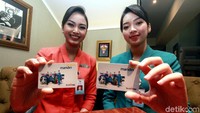 Garuda Indonesia dan Bank Mandiri menunjukkan kartu Mandiri e-money edisi khusus GATF 2018. Dok. Bank Mandiri