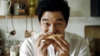 Oppa tampan yang satu ini berhasil menyihir banyak wanita. Gong yoo lebih memilih untuk memakan pizza menggunakan tangan langsung dan melahapnya dari bagian ujung pizza. Duh, makan pizzanya lahap banget. Foto: Instagram @gonyooactor1079