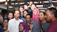 Tak ketinggalan mereka juga meminta foto bersama (Foto: Dok. Kris - Biro Pers Setpres)