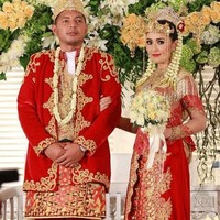 Chua dari band Kotak biasa tampil garang saat aksi panggungnya. Siapa sangka ia jadi begitu manis di hari pernikahannya. Foto: Ist.