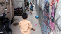Aktivitas anak-anak di Kampung Apung Kapuk, Cengkareng.
