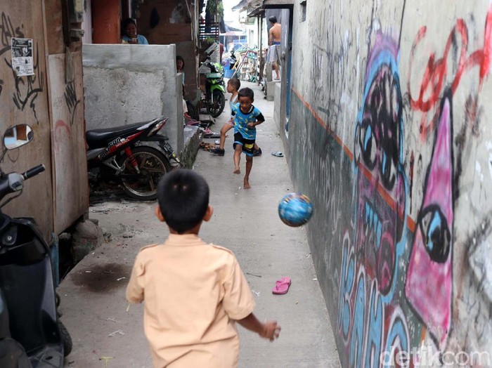Bau busuk tak lagi tercium saat memasuki perkampungan padat penduduk Kampung Apung Kapuk, Cengkareng, Jakarta Barat. Kini kampung tersebut terlihat lebih rapi.