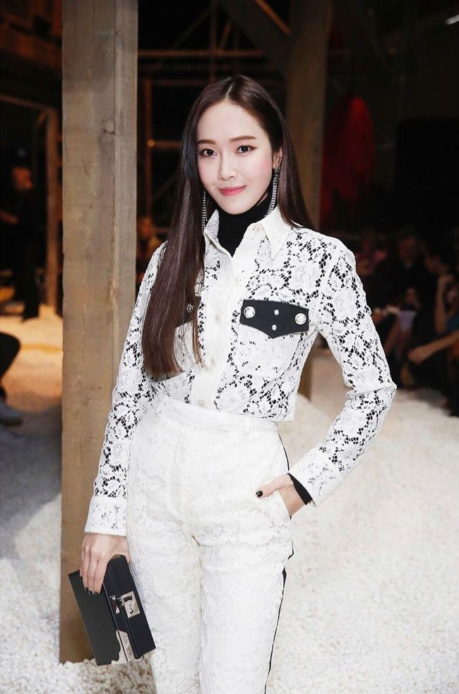 Kemeja dan celana lace putih jadi pilihan wanita 28 tahun ini untuk tampil stylish di fashion show Calvin Klein. Foto: Getty Images