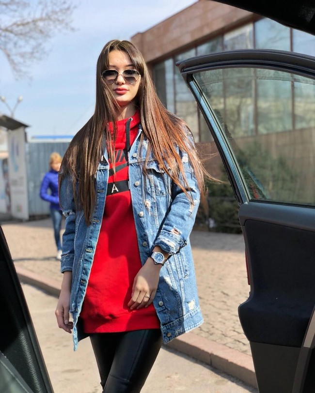 Kini, Sabina pun terlihat semakin dewasa dan cantik. Foto: Instagram @altynbekova_20