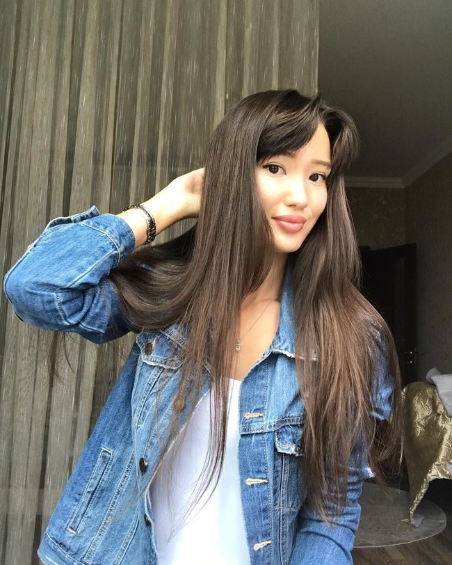 Penampilan kasual Sabina mengenakan jaket denim dengan rambut panjang yang dibiarkan tergerai. Foto: Instagram @altynbekova_20