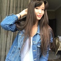 Penampilan kasual Sabina mengenakan jaket denim dengan rambut panjang yang dibiarkan tergerai. Foto: Instagram @altynbekova_20