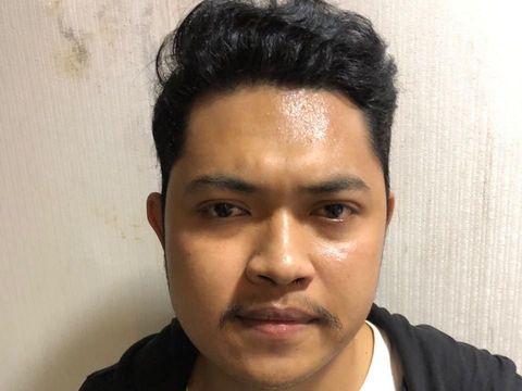 Tersangka Eza yang menodongkan airsoft gun ke pengendara lain.