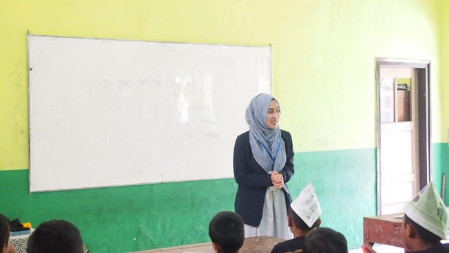 Selain mengajar di kampus, Nadia juga aktif mengikuti acara-acara sosial seperti Kelas Inspirasi dari Indonesia Mengajar. Saat mengajar di Sekolah Dasar, ia memilih blazer dan dress sebagai ciri khasnya. Foto: Instagram/naddiroh