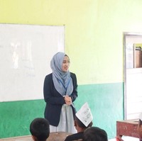Selain mengajar di kampus, Nadia juga aktif mengikuti acara-acara sosial seperti Kelas Inspirasi dari Indonesia Mengajar. Saat mengajar di Sekolah Dasar, ia memilih blazer dan dress sebagai ciri khasnya. Foto: Instagram/naddiroh
