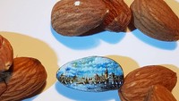 Kacang almond ini mungkin nilainya akan semakin mahal kalau dilukis oleh Hasan Kale. Wih keren banget ya! Foto: Instagram @hasankale08