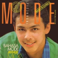 Thomas Djorghi jadi sampul majalah Mode pada 1988. Gayanya dengan potongan rambut disisir ke belakang yang kini dianggap jadul ini justru kekinian pada masanya. Pelantun Sembako Cinta yang kini dikenal sebagai pedangdut ini merinties karier sebagai model sejak 1985. Foto: Dok. Instagram @koleksinyawodjo, Instagram @ariwibowo, Instagram @ddyusuf66