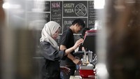Saat cuaca sedang mendung, Kevin mampir ke coffee shop untuk menikmati caramel macchiato. Slurpp! Foto: Instagram kevinjulio1993