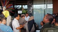 Personel Satpol PP ibu-ibu yang dikirim Gubernur DKI Jakarta Anies Baswedan sempat adu mulut dengan sekuriti Alexis.