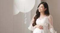 Pujian juga diberikan oleh netizen kepada Franda yang tampil anggun dan menawan dengan busana putih. (Dok. Instagram/frandaaa87)