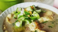 Waduh, kalau ini sih mantep banget. Kuahnya agak kecokelatan dengan paduan santan gurih. Selain daging sapi, di dalamnya juga terdapat potongan tomat, kentang dan juga mentimun. Ah sedapnya! Foto: Instagram @fiko_rofiqoh