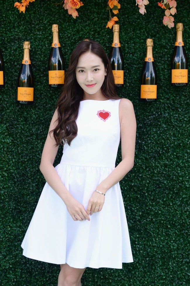 Berbalut gaun putih berpotongan A-line, Jessica Jung bak seorang dewi saat hadir di acara Veuve Clicquot Polo Classic di Liberty State Park, Jersey City, New Jersey. Pulasan liptint warna oranye menambah segar wajah putihnya. Foto: Getty Images