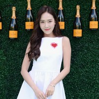 Berbalut gaun putih berpotongan A-line, Jessica Jung bak seorang dewi saat hadir di acara Veuve Clicquot Polo Classic di Liberty State Park, Jersey City, New Jersey. Pulasan liptint warna oranye menambah segar wajah putihnya. Foto: Getty Images