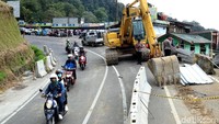 Sebuah alat berat pun telah disiagakan siang ini.