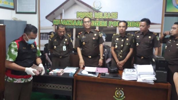 Ketahuan Pungli, Dua Oknum Perangkat Desa di Ponorogo Kena OTT