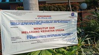 Pengumuman No: 001/PPNS/III/2018 itu menegaskan bahwa Pemprov DKI Jakarta menutup dan melarang seluruh kegiatan usaha di Hotel Alexis yang bernaung di bawah PT Grand Ancol Hotel ini.