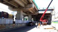 Di bagian atas stasiun, rangka-rangka penopang sudah terpasang dengan kokoh. Penopang di bagian atas untuk jalur kereta juga sudah tampak kokoh dan siap dipasangi rel. Selain sibuk mengerjakan di bagian atas, pekerja juga melakukan aktivitas di bagian kolong Stasiun Velodrome tersebut.
