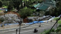 Runtuhan bangunan masih tampak jelas dari pinggir jalan.