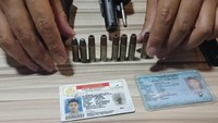 Selain airsoft gun, polisi menyita dua butir peluru tajam dan enam butir peluru airsoft gun. Mobil Toyota Fortuner dan selembar tanda bukti penyitaan laka lantas juga diamankan polisi. (Foto: Kanavino/detikcom)