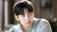 Ji Chang Wook lebih sering membintangi drama bergenre action komedi. Tahun lalu serial drama actionnya berjudul The K2 bersama Yoona SNSD sukses bikin baper. Begini gayanya kalau meneguk sekaleng bir. Masih ganteng, kan? Foto: Instagram @waitingforjcw  