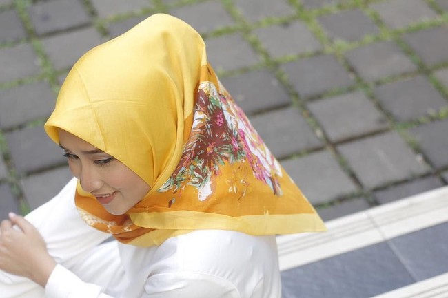 Saya suka busana yang simple dan loose, biar nyaman bergerak. Kalau mengajar, hijabnya juga yang simple saja. Kalau ribet atau aneh, takutnya mahasiswa mahal fokus ke gaya hijab saya, tutur Nadia kepada Wolipop via telepon hari Kamis (29/03/2018). Foto: Instagram/naddiroh