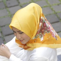 Saya suka busana yang simple dan loose, biar nyaman bergerak. Kalau mengajar, hijabnya juga yang simple saja. Kalau ribet atau aneh, takutnya mahasiswa mahal fokus ke gaya hijab saya, tutur Nadia kepada Wolipop via telepon hari Kamis (29/03/2018). Foto: Instagram/naddiroh