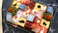 Siapa bisa menolak sushi platter bentuk dadu yang imut ini. Warna-warninya benar-benar menarik selera. Foto: Instagram vampye