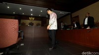 Dalam perkara ini, Novanto didakwa melakukan tindak pidana korupsi dalam proyek pengadaan e-KTP. Novanto didakwa menerima duit total USD 7,3 juta serta melakukan intervensi dalam proyek itu.