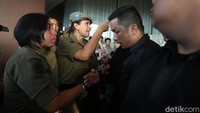 Ibu-ibu Satpol PP ini juga sempat bersitegang dengan sekuriti Alexis (Foto: Rengga Sancaya/detikcom)