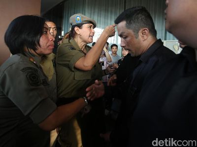 Foto: Ibu-ibu Satpol PP Vs Sekuriti Berbadan Tegap di Depan Alexis