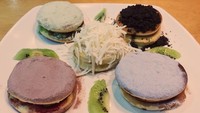 Dorayaki! Ya, makanan favorit Doraemon juga ada di kafe ini. Dorayaki disajikan dengan berbagai varian rasa.  Foto: Instagram @dmonershome