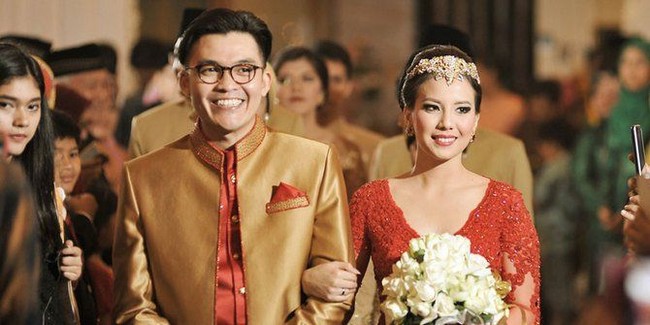 Tya Ariestya juga dikenal tomboi, ditambah lagi karena ia seorang atlet taekwondo. Tapi lihat ia saat jadi pengantin, cantik sekali ya? Foto: Ist.