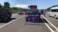 Per hari ini jalur Puncak Pas, Cianjur, sudah dapat dilintasi. Namun hanya kendaraan pribadi yang diperbolehkan melintas di jalur ini. Tadi pagi ada kunjungan Bapak Kapolda (Irjen Agung Budi Maryoto), ada pernyataan dari Balai Pelaksanaan Jalan Nasional VI Kementrian PUPR bahwa jalan sudah bisa dilalui dua jalur, kata Kapolres Cianjur AKBP Soliyah. (Foto: dok. Istimewa)