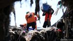 Pasukan Oranye Berjibaku Bersihkan Sampah di Pesisir Cilincing