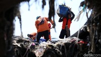 Pasukan oranye berjibaku membersihkan sampah di Pesisir Cilincing, Jumat (30/03/2018).