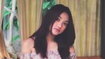 7 Pose Marion Jola saat Pamer Pundak Seksi