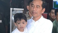 Kedai soto yang dituju Jokowi bertempat di Jalan Brigjen Sudiarto Nomor 75, Joyosuran, Pasar Kliwon, Solo. Kedai tersebut merupakan langganan Jokowi semasa ia menjabat sebagai Wali Kota Solo. (Foto: Foto: Biro Pers Setpres)