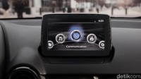 Sistem hiburannya pun menggunakan model ala Mazda Connect. Semua varian akan dibekali oleh sistem hiburan lewat layar sentuh berukuran 7 inchi, low-speed automated front emergency braking, cruise control, power mirrors dan windonws, serta kursi yang bisa dilipat dengan  perbandingan 60:40. Foto: Toyota